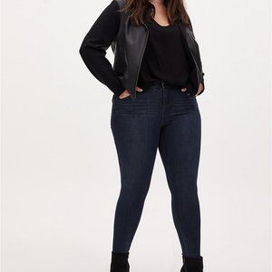 NWT Torrid Women's Blue Jeans. Size 26R.